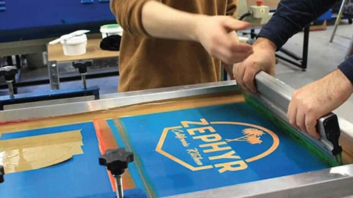 perbedaan sablon rubber dan plastisol