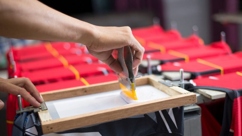 perbedaan sablon rubber dan plastisol