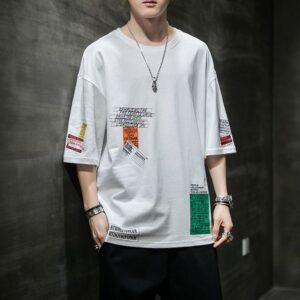 Kaos oversized dengan desain kreatif untuk tampilan streetwear