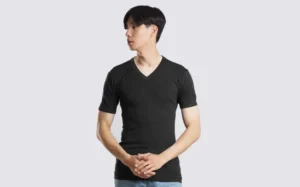 trend model kaos V-neck